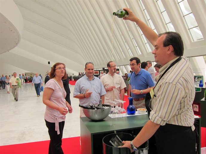 Un Expositor Escancia Un Culín En El Salón.