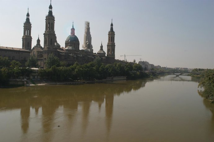 Río Ebro, vista general y Puente de Piedra (Zaragoza)