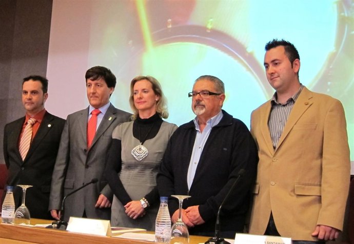 Paz Olmos, En El Centro, En Una Imagen De Archivo 