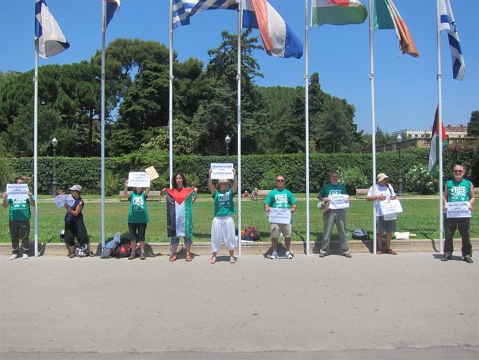 Encadenados En Barcelona En Defensa De La Flotilla De Gaza