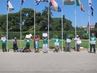 Quince activistas se encadenan ante la sede de la UpM 