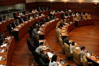 Monago no logra mayoría absoluta y necesitará otra sesión para ser presidente