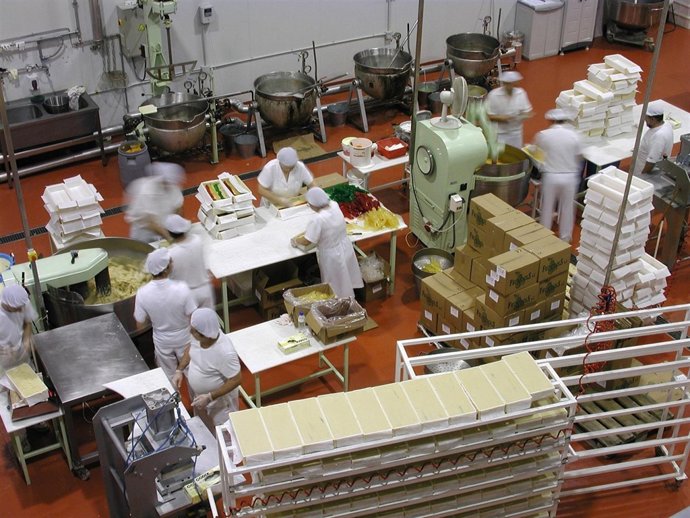 Operarios En El Proceso De Fabricación De Turrón