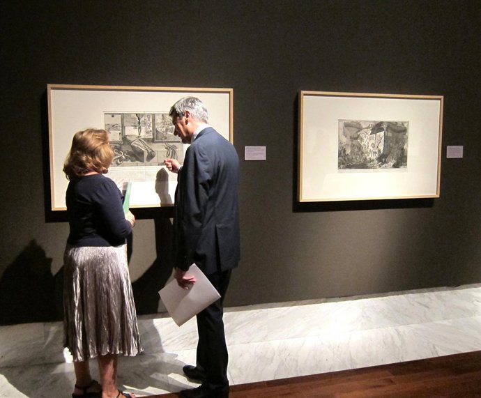 La Comisaria Y El Secretario Autonómico Observan Los Grabados De Piranesi 