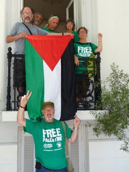 Activistas De Rumbo A Gaza En La Embajada De España En Atenas