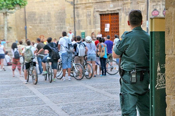 Asamblea En Santo Domingo De La Calzada Vigilada Por La Guardia Civil