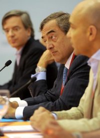 Rosell tilda de "simple ocurrencia" gravar la banca con impuestos "especiales"