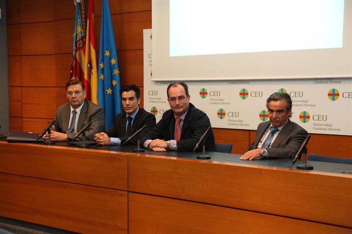 Ponentes en una mesa redonda sobre RSE en el CEU