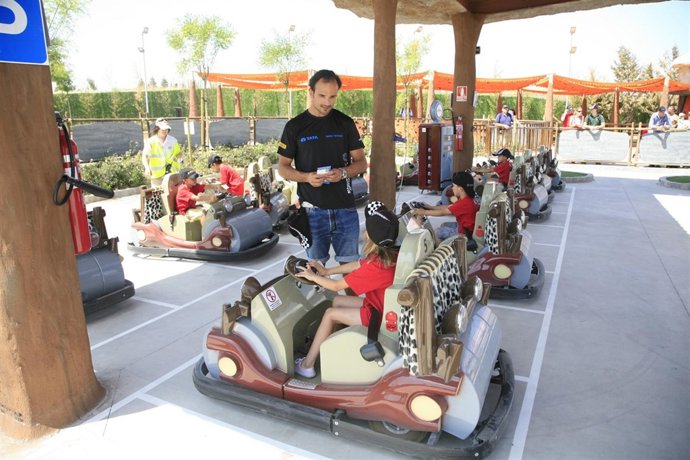 Vitantonio Liuzzi Enseñando A Unos Niños A Conducir