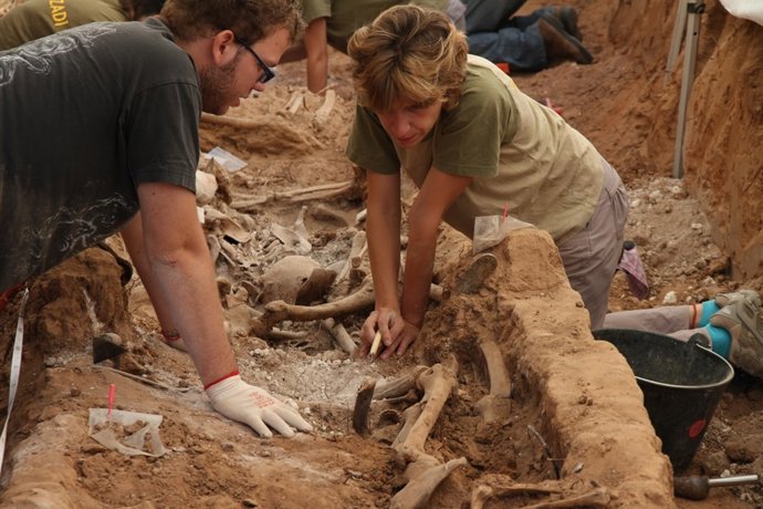 Participantes En Las Labores De Exhumación De La Fosa De La Legua (Gumiel )