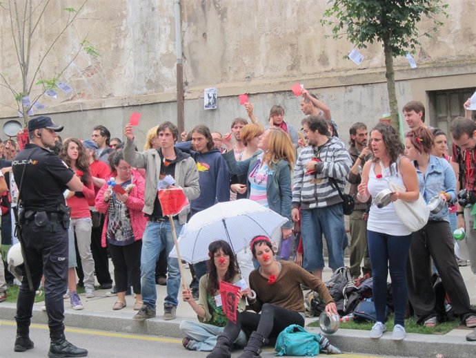 Indignados Del 15M Ante El Parlamento Cántabro 