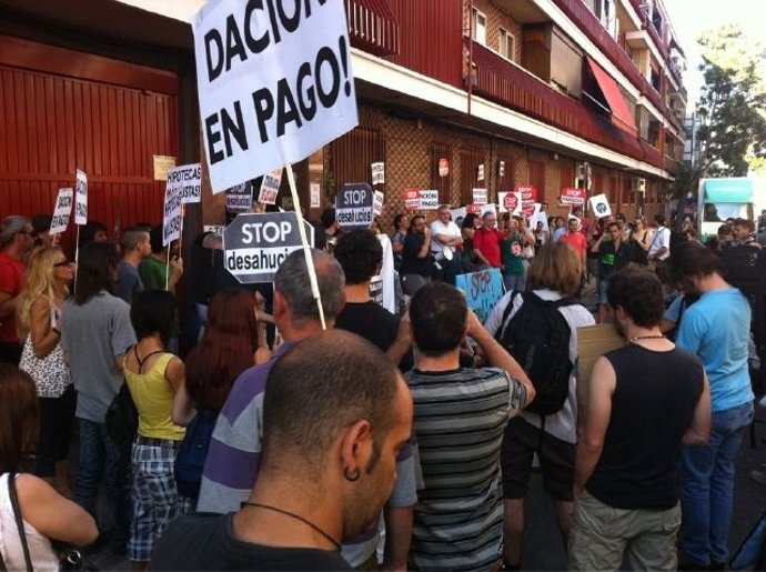 Decenas De Personas En Ciudad Lineal