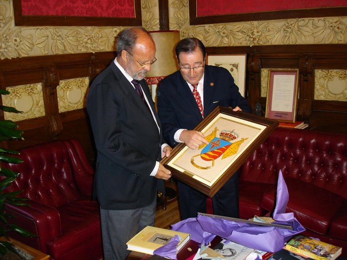 El Alcalde De Valladolid Y El Director De La Residencia Santiago, Ángel Palmero