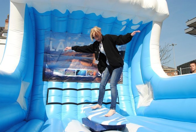 Una Mujer Practica Surf En Un Simulador