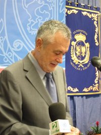 Griñán dice que Arenas puede hacer "lo que crea conveniente" y recuerda que él ya presentó su declaración de IRPF