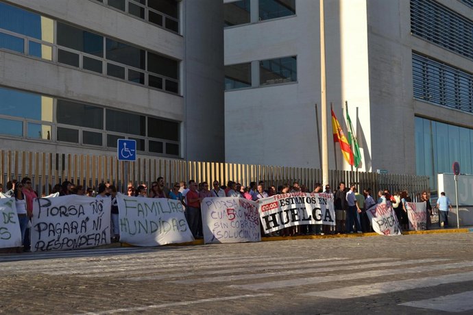 Trabajadores De Piorsa Se Concentran Ante La Delegación De Empleo De La Junta