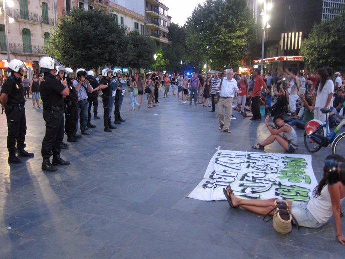 Agentes Antidisturbios Frente A Los 'Indignados' En Palma