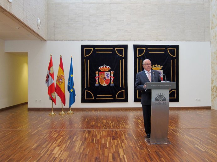 El Procurador Del Común, Javier Amoedo, En La Presentación Del Informe De 2010