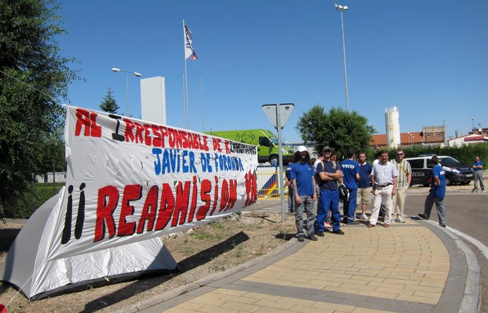 Despedidos De Iveco Inician Una Acampada A La Puerta De La Fábrica De Valladolid