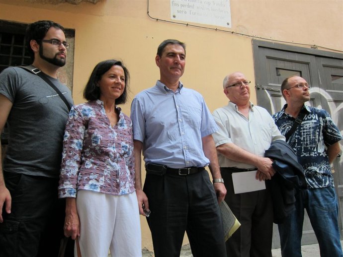 El Ex Senador Carles Bonet, Acompañado Por Los Miembros De Su Candidatura