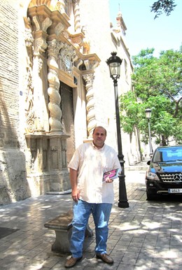 El Escritor Carlos Aimeur 