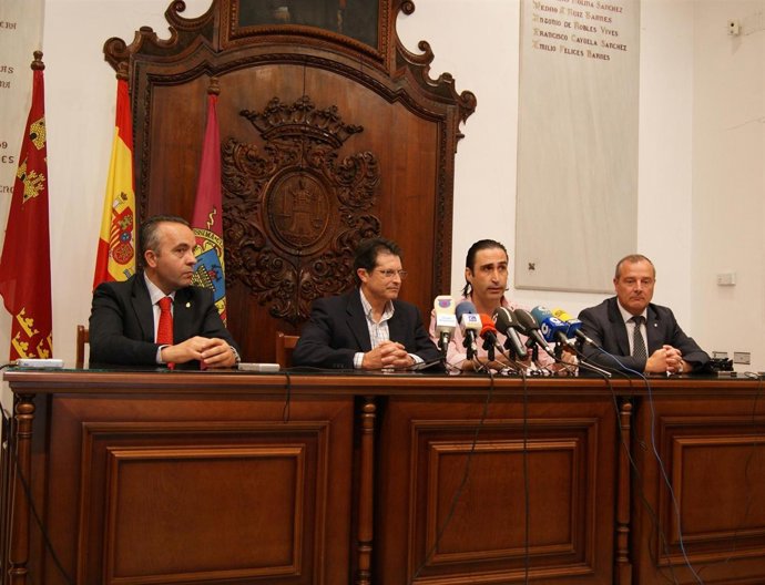 Entrega De La Ayuda De Pfizer Al Alcalde De Lorca