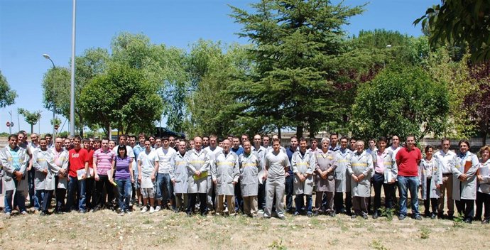 Foto De Familia De Profesores Y Alumnos Del Vivero De Competencias De Renault