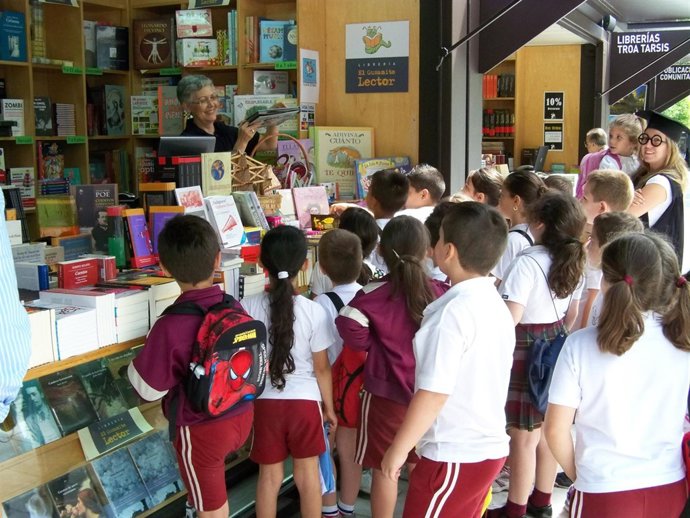 Un grupo de escolares andaluces visita la Feria del Libro de Sevilla