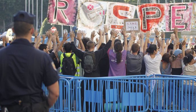 Concentración De 'Indignados' En El Congreso De Los Diputados