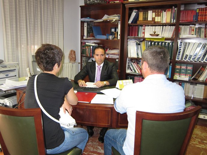 El Abogado Ricardo Agóiz Y Los Padres Del Bebé, En El Despacho Del Letrado