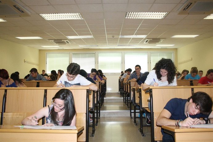 Alumnos Haciendo La Prueba