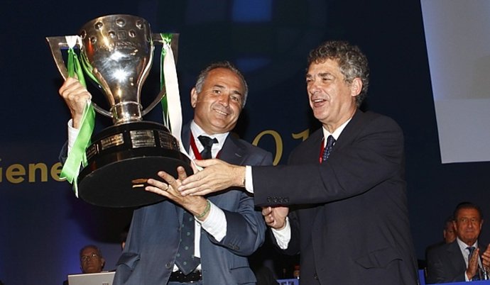 Gordillo Recibe La Copa De Manos De Villar