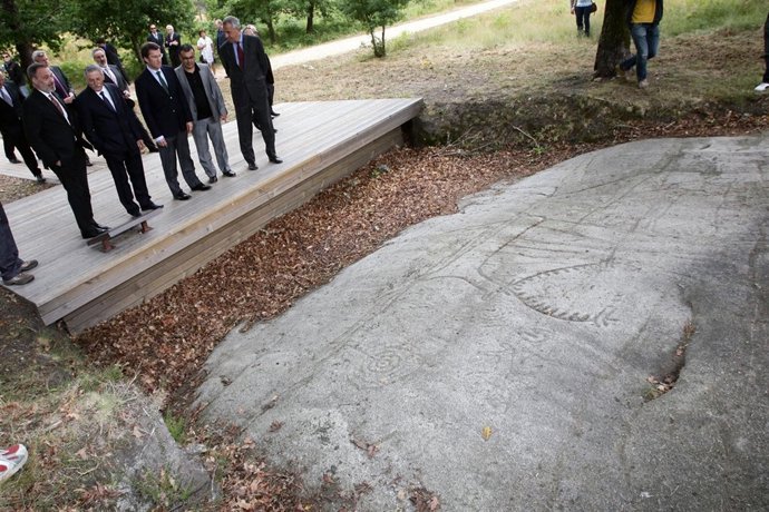 Alberto Núñez Feijóo Visita El Centro De Interpretación De Campo Lameiro