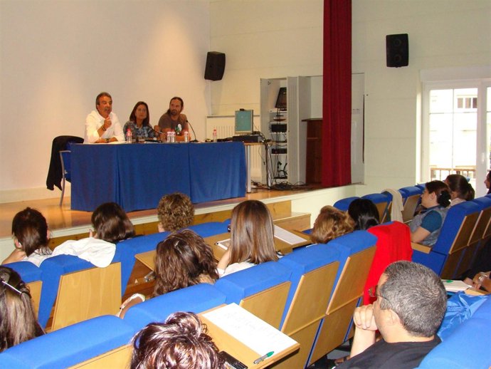 Los Participantes De La Mesa Redonda