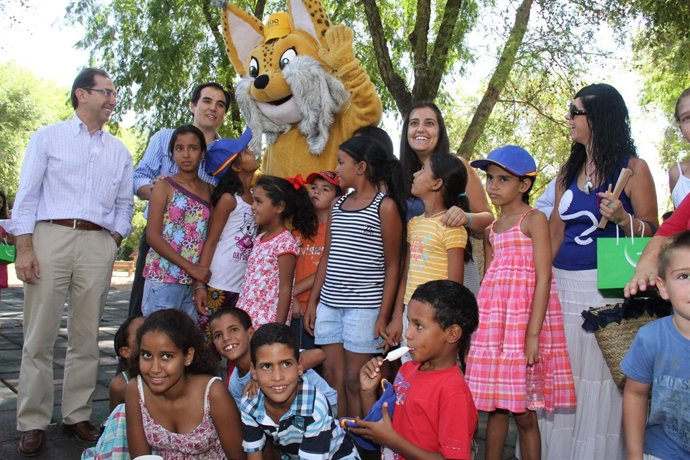 (De Izqda A Dcha) Rafael Jaén, José Antonio Nieto Y Beatriz Jurado Con Los Niños
