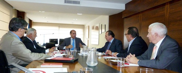 Verdeguer Se Reúne Con Los Presidentes De Las Cámaras De La Comunitat.