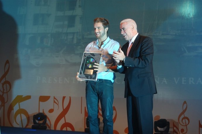 El Consejero Luciano Alonso Y El Malagueño Pablo Alborán