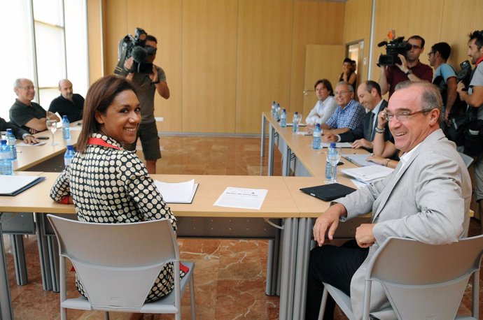 Imagen De La Reunión Entre La Consellera De Turismo Y El Presidente De Hosbec