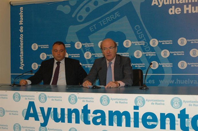 El Alcalde De Huelva, Pedro Rodríguez, Junto Al Concejal De Economía.