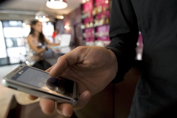 Usuario Con Smartphone