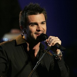 el cantante juanes en un concierto