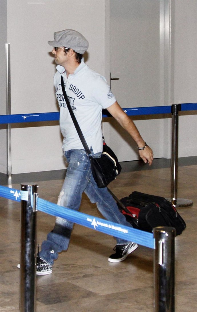 El Cantante David Bisbal, Con Gorra Y Gafas, Por El Aeropuerto De Barajas 