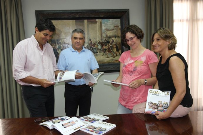 Algunos De Los Participantes En La Publicación Sobre Los Gigantes De Tudela.