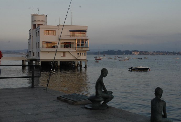 Escultura De Los Raqueros En La Bahía