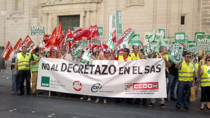 Manifestantes Sindicales Ante La Sede Del SAS