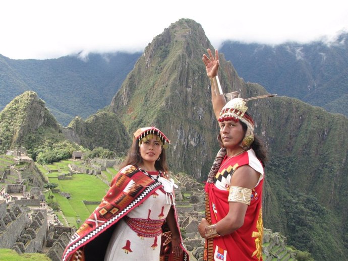 Indígenas En Machu Picchu.