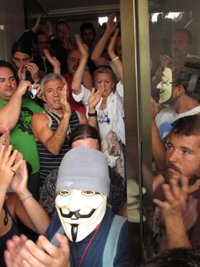 El Movimiento 15-M paraliza un desahucio de una familia en Gijón