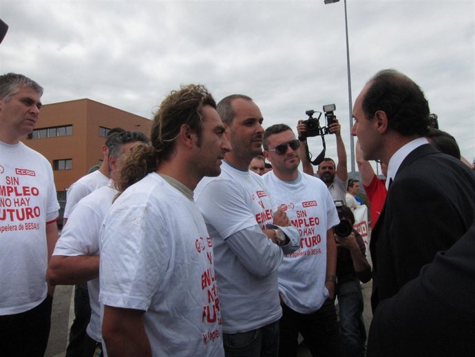Ignacio Diego Con Los Trabajadores De Nueva Papelera Del Besaya