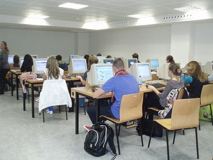 Sala Con Usuarios Y Ordenadores Por Nelia_005 CC Flickr