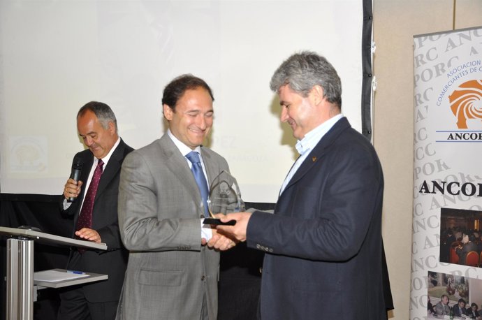Entrega De Uno De Los Premios Al Director De FIGAN, Alberto J. Lopez